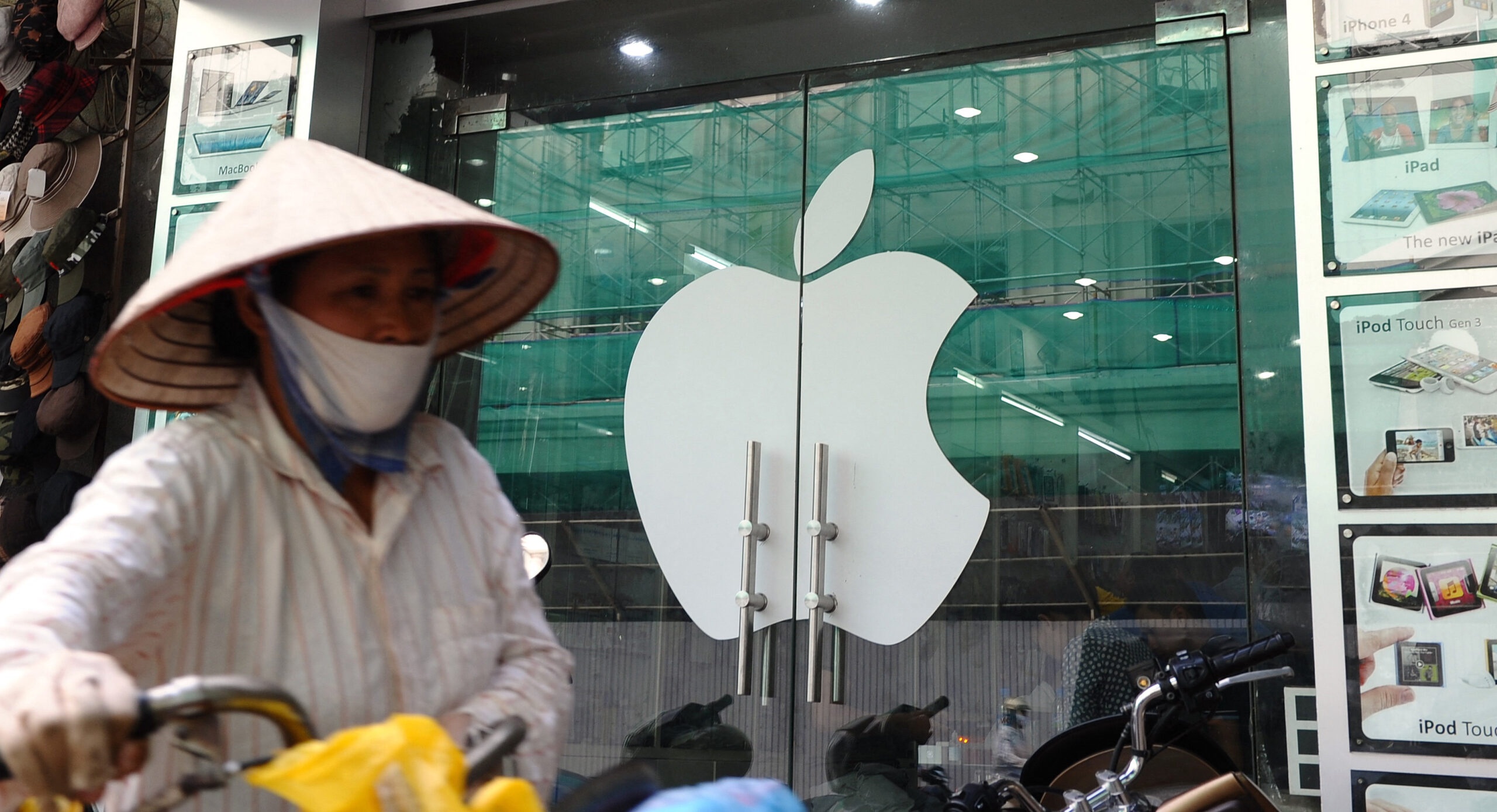 Vietnam to start producing MacBook in 2023 as Apple decouples from China featured image